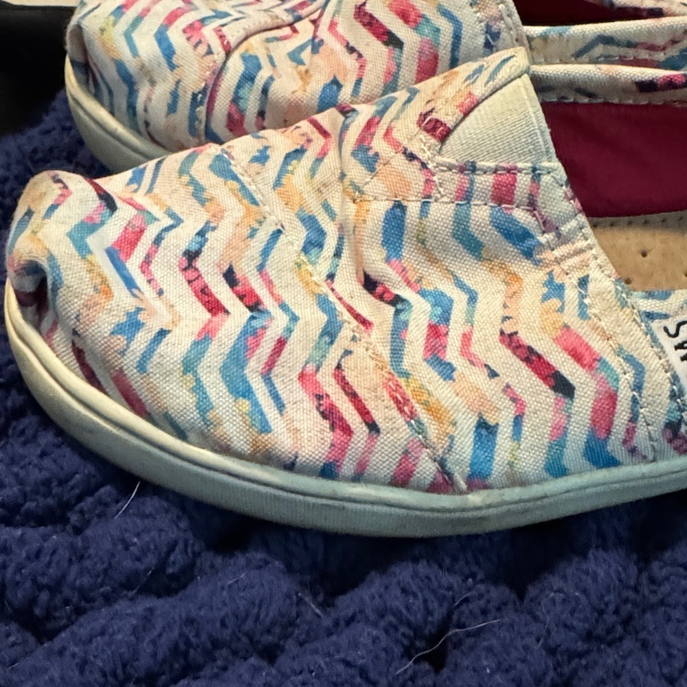 TOMS Kids Colorful Chevron Moccasins - Picture 3 of 7